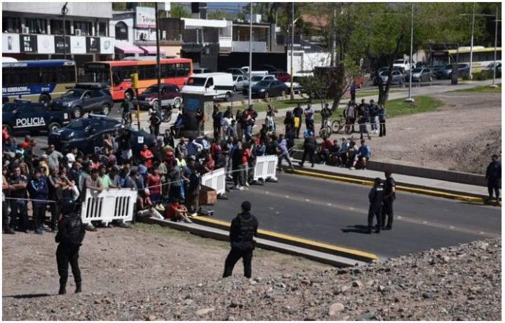 Caos en Guaymallén: los vecinos reclamaban la carne del camión volcado y la policía lanzó balas de goma