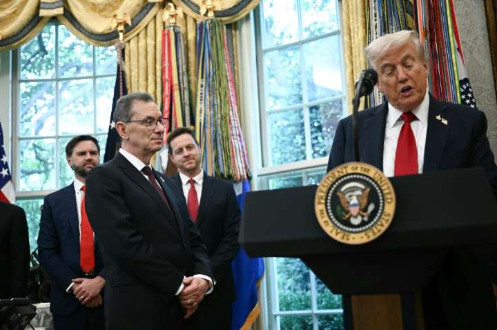 Trump y Pfizer anuncian un acuerdo para bajar los precios de medicamentos