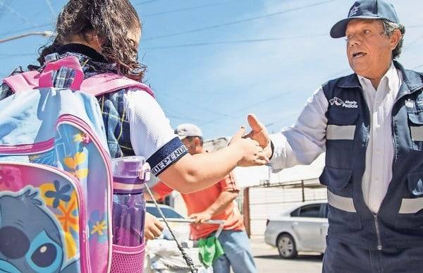Cuidan 'abuelos policías' los pasitos hacia las escuelas