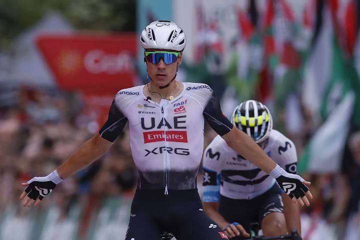 Vuelta a España: Ayuso vence en una etapa sin altercados y antes de El Angliru
