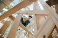 Padre intenta alejar a su hijo de los videojuegos y le pida que construya una casa: “Lo hizo todo él solo y quería ser autónomo en la construcción”