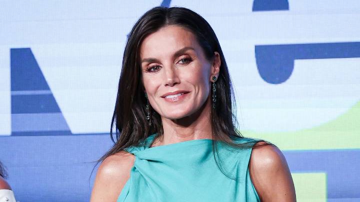 Letizia Ortiz luce pantalones de tubo con zapatos slingback y se convierte en la mejor vestida del otoño 2025
