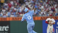 El venezolano Salvador Pérez alcanza 300 jonrones y 1,000 impulsadas en MLB