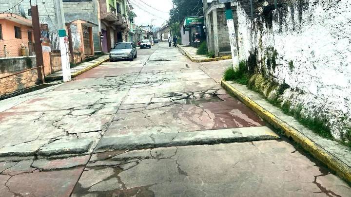 Ayuntamiento de Tianguistengo sin atender repavimentación en zona centro