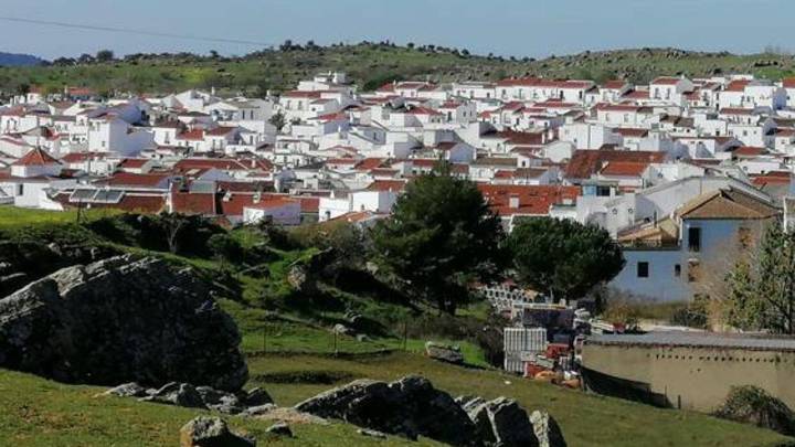 Muere una mujer y un joven resulta herido en el incendio de una vivienda en Sevilla
