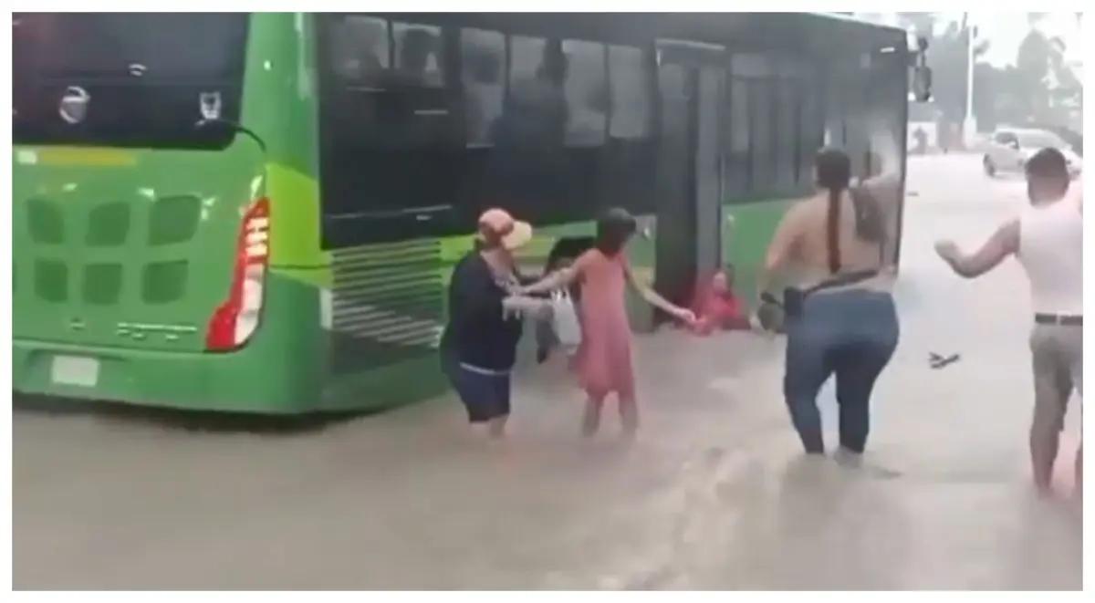 Mujer de la tercera edad es arrastrada por camión en Puerto Vallarta