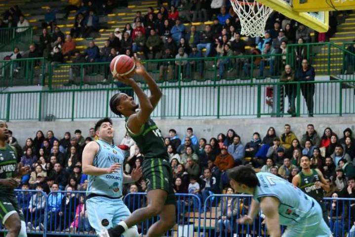 Puerto Aysén vivió la jornada inaugural de “La Fiesta del Basket” en su Polideportivo