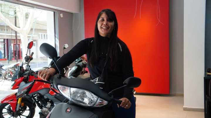 Sexta ganadora de la Ruleta del Huarpe: Daiana recibió su moto