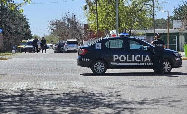 Mendoza: tras más de cinco horas de tensión, la adolescente atrincherada en una escuela entregó el arma