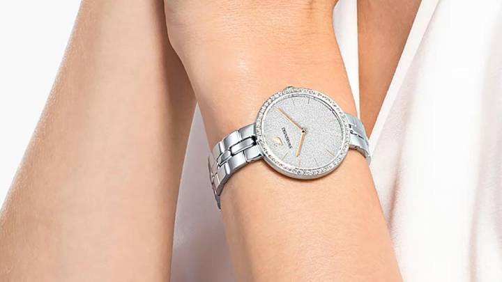 Joyas Swarovski con descuentos de hasta el 40%: collares, pulseras, pendientes... y hasta un reloj para darle brillo a tu look