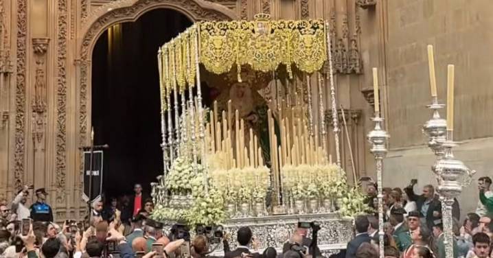 Emoción por ver a la Virgen de la Esperanza en la primera procesión extraordinaria por el Año Jubilar en Salamanca