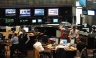 Viernes negro: dólar récord, suba del Riesgo País y derrumbe de acciones y bonos
