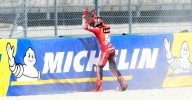 Marc Márquez se cae y los italianos lo celebran; Bezzecchi gana en casa la sprint