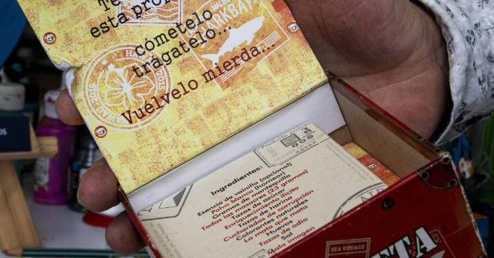 "Cómete y trágate el mito de Pablo Escobar", la creativa apuesta de artista paisa contra el narcoturismo en Medellín