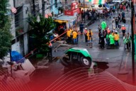 Socavón en Iztapalapa se “traga” camión repartidor de refrescos