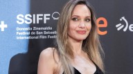 Vestida de terciopelo negro, Angelina Jolie revolucionó la alfombra roja en el Festival de Venecia