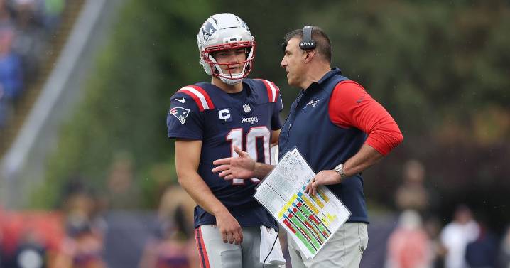 The Patriots suffered a sloppy loss to the Raiders. Here's how it went down in Mike Vrabel's debut