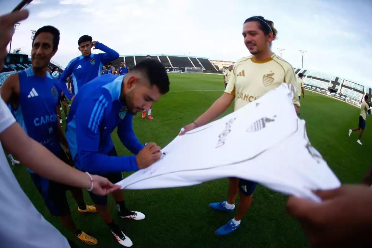 “Jamás lo olvidaré": Cancún FC cumple el sueño de Iván, fanático que lucha contra el cáncer