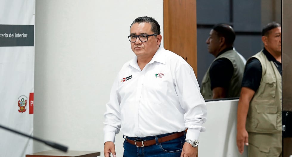 Censura ronda al cuestionado ministro de Justicia, Juan Santiváñez