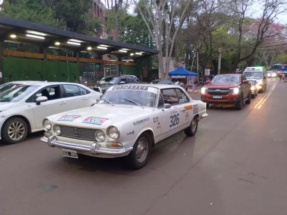 El Gran Premio Argentino Histórico llegó a Iguazú y hace una pausa para ver las Cataratas