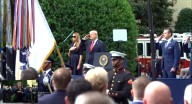 Trump rinde homenaje en el 24º aniversario del 11