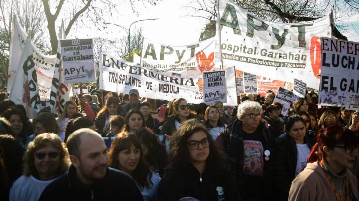 Trabajadores del Garrahan realizan un paro y movilización contra el veto de Javier Milei