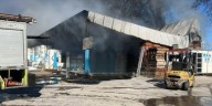 Se incendió un corralón de La Plata y un sereno tuvo que ser rescatado por los bomberos
