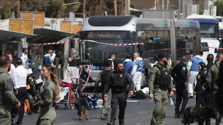 Tiroteo en Jerusalén deja seis muertos y doce heridos; dos atacantes fueron neutralizados por fuerzas de seguridad en el norte de la ciudad