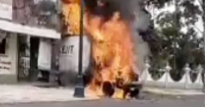 ¡Cohetones en Campo Militar! Así explotaron un camión los normalistas de Ayotzinapa
