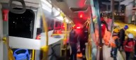 Maquinaria cayó sobre bus de Transmilenio: cuatro pasajeros heridos