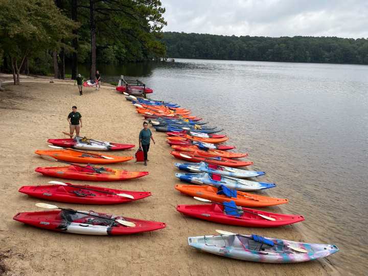 Jornada de limpieza comunitaria en el lago Johnson