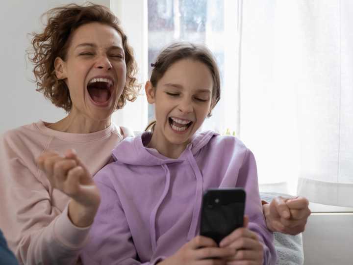Pebbling, memes y stickers: un "puente afectivo" para la comunicación entre padres e hijos