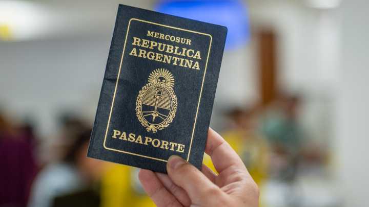 Alerta pasaportes: piden devolver una serie por una falla invisible en la tinta y cómo saber si te afecta