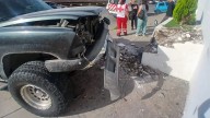 Por falta de pericia, provoca fuerte choque en avenida Teófilo Borunda