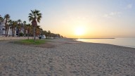 Esta es la ciudad más feliz de España, según un estudio: destaca por tener muchos días de sol, un clima templado y sus playas