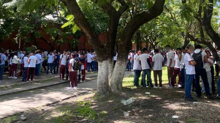Evacúan a más de mil estudiantes del CETis 12 tras presunta amenaza de bomba