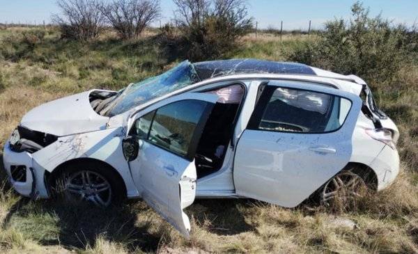 Volcó un auto en la ruta nacional 22, en cercanías del límite con La Pampa