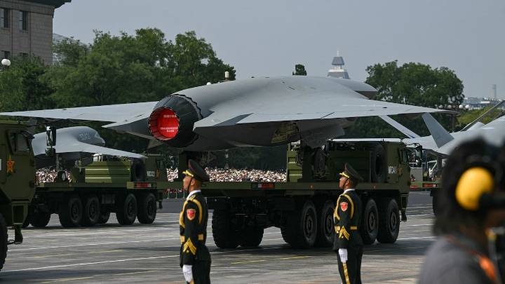 En 20 FOTOS | El impresionante desfile militar de China mostrándole al planeta drones submarinos y misiles nucleares intercontinentales - Semana
