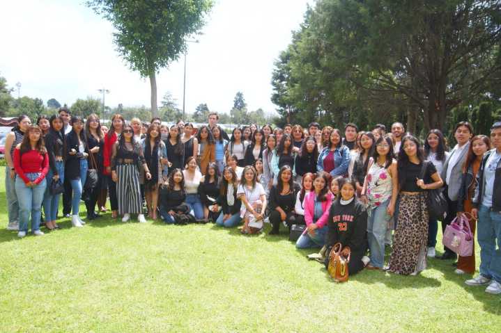 Jóvenes dialogan en la UATx sobre problemáticas y retos que marcan su presente y su porvenir