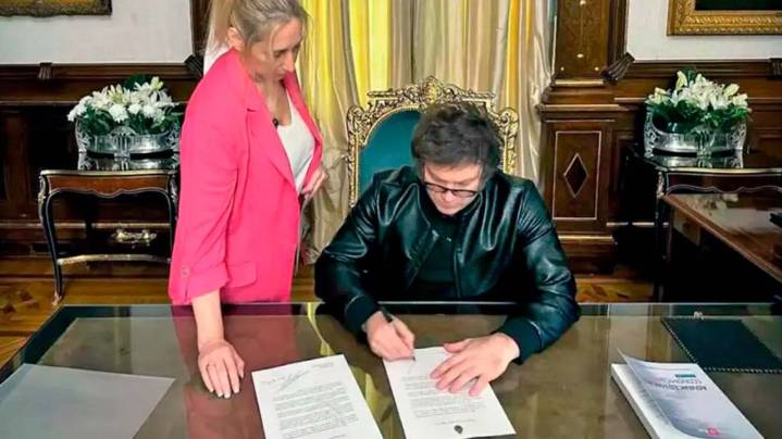 Mientras Javier Milei veta, Karina sale de campaña