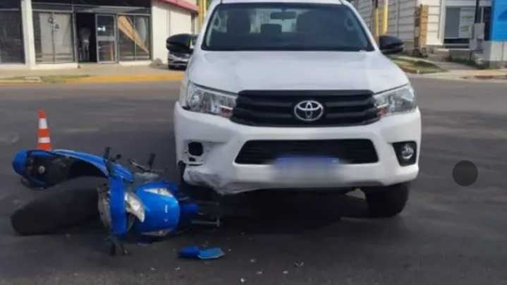 Una motociclista terminó en el hospital tras chocar contra una camioneta