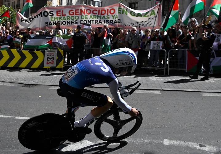 Vuelta a España: Detenidos, una Valladolid blindada y mucha tensión: "¡La Vuelta patrocina, Israel asesina!"