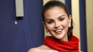 Selena Gomez impacta los Premios Emmys 2025 con un elegante vestido rojo que arrasará este 2025