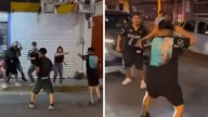 Mujer y cerca de 10 jóvenes desatan riña afuera de Plaza de la Tecnología en Monterrey