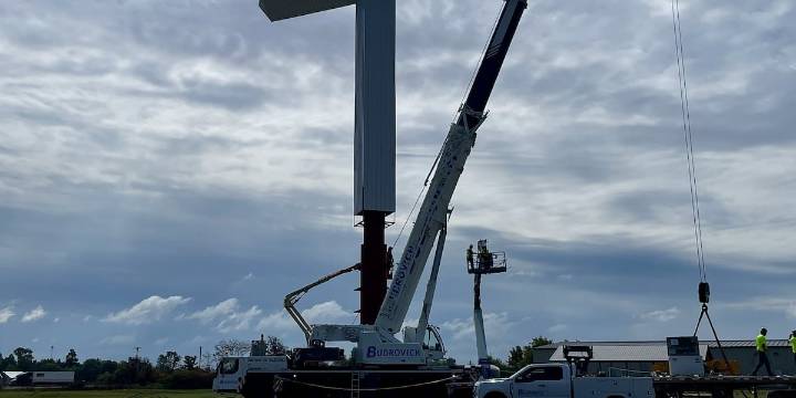 Crews raise 120-ft. cross in southeast Mo.