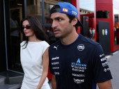 La historia de amor de Carlos Sainz junior y la modelo Rebecca Donaldson, la “pareja más top” de la Fórmula 1