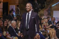 Políticos de Nueva York desfilan en apoyo a la moda, incluido el candidato a alcalde Cuomo