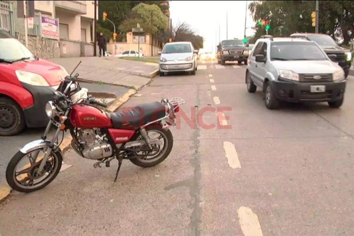 Motociclista perdió el control y cayó al asfalto tras doblar en U en avenida Ramírez
