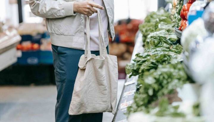Supermercado de Ñuble debe pagar $7 millones por intoxicar clientes con productos contaminados
