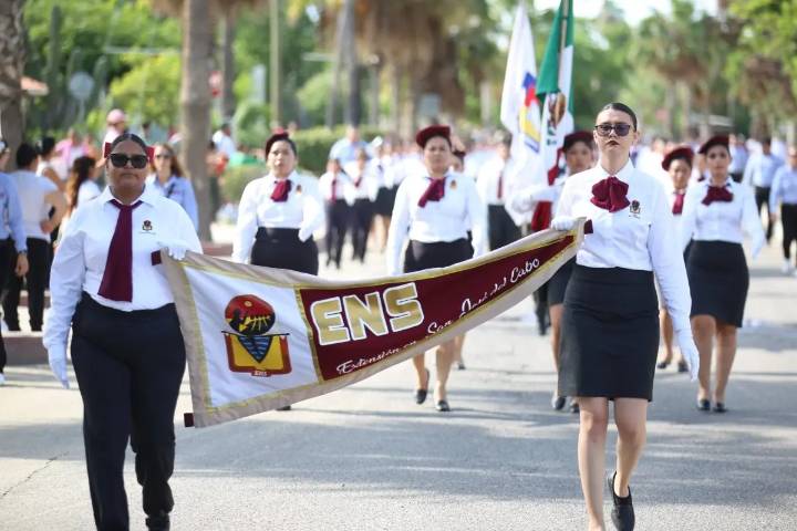 Realizan desfile militar por el CCXV aniversario de la Independencia de México en Los Cabos